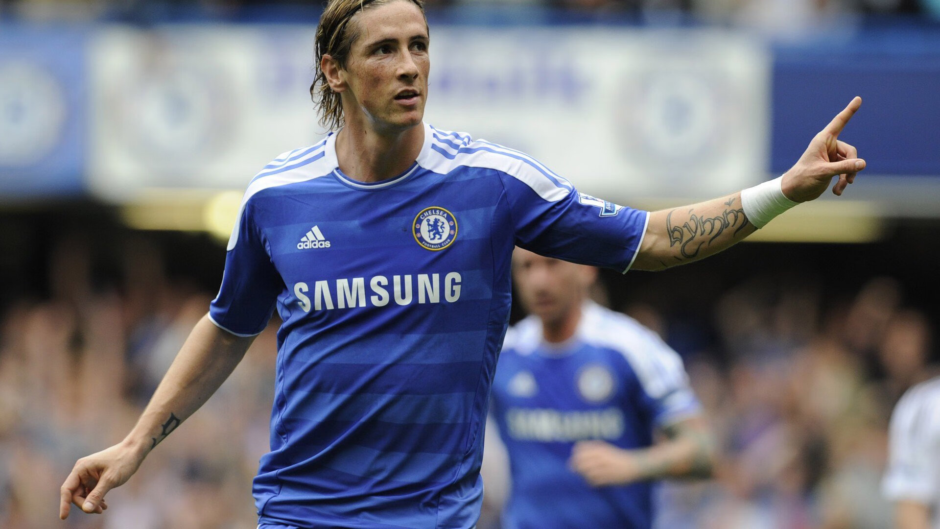 爱游戏官网-瑞典选手 Brollan 与丹麦选手 Magisk 进行战术交流，瑞典box