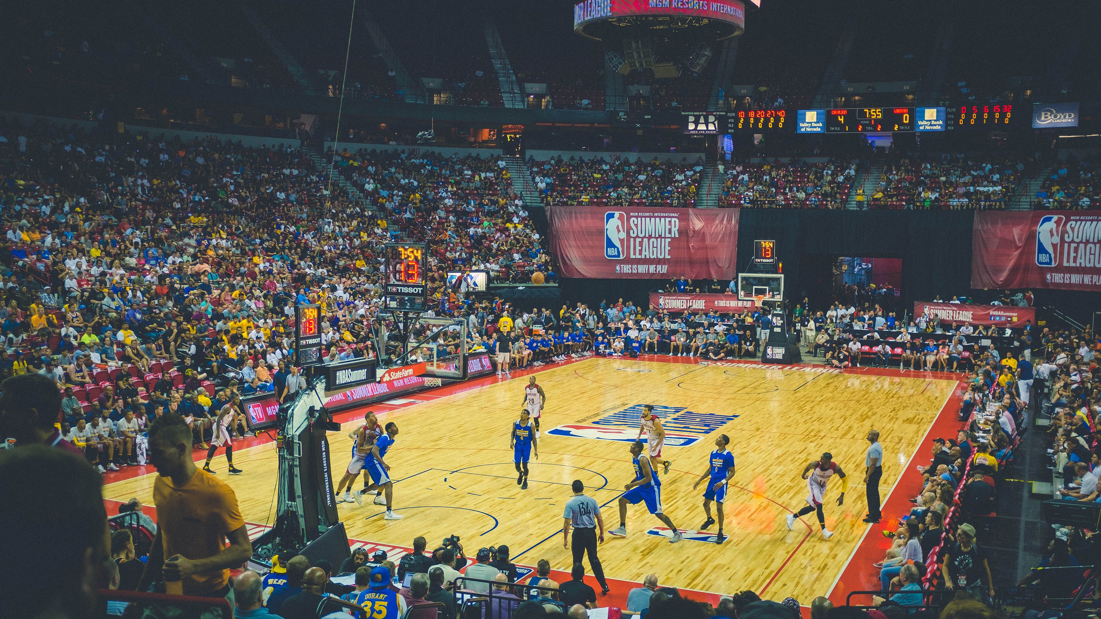 联盟是否应推动球员与难民社区开展交流