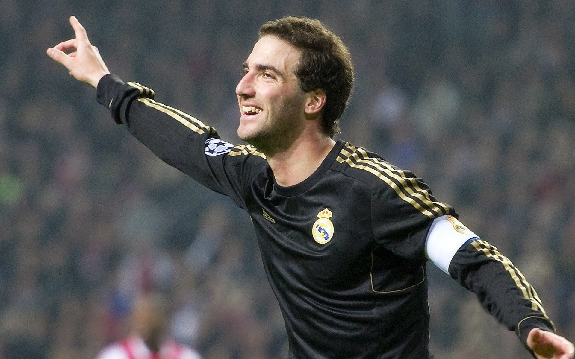 爱游戏在线-足坛巨星转会传闻不停，引发球迷热议，足坛转会市场最新消息